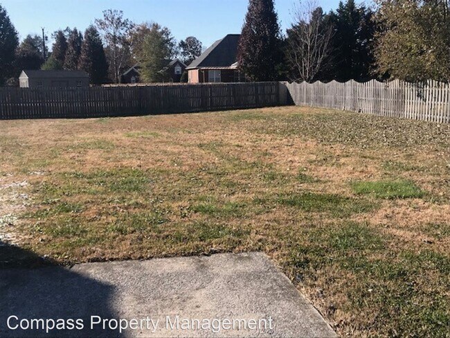 Building Photo - 3 br, 2 bath House - 401 Reagan Road