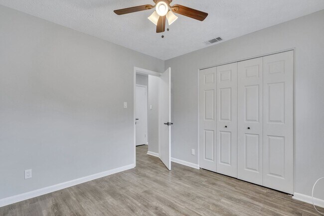 Building Photo - High End Finishes in a Quiet Residential N...