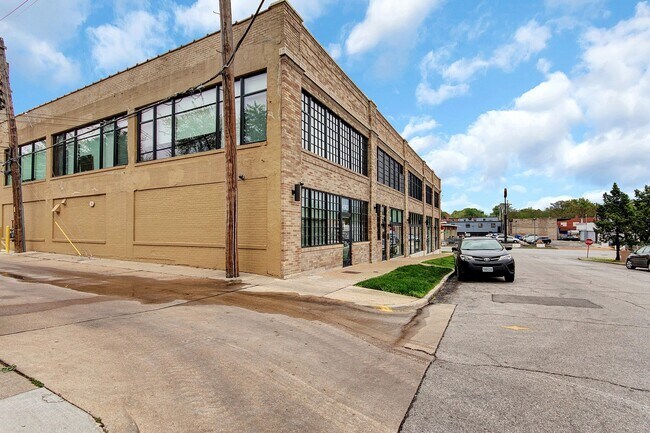 Building Photo - Studio Eleven