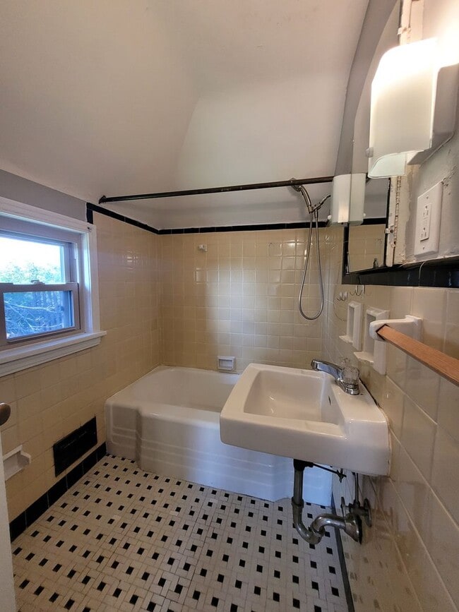 Building Photo - 3 Bedroom Home in Mt. Lebanon!