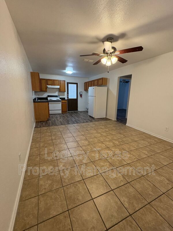 Building Photo - 705 Miracle Ln