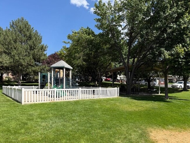 Building Photo - Darling Ground Floor Stonebrook Condo