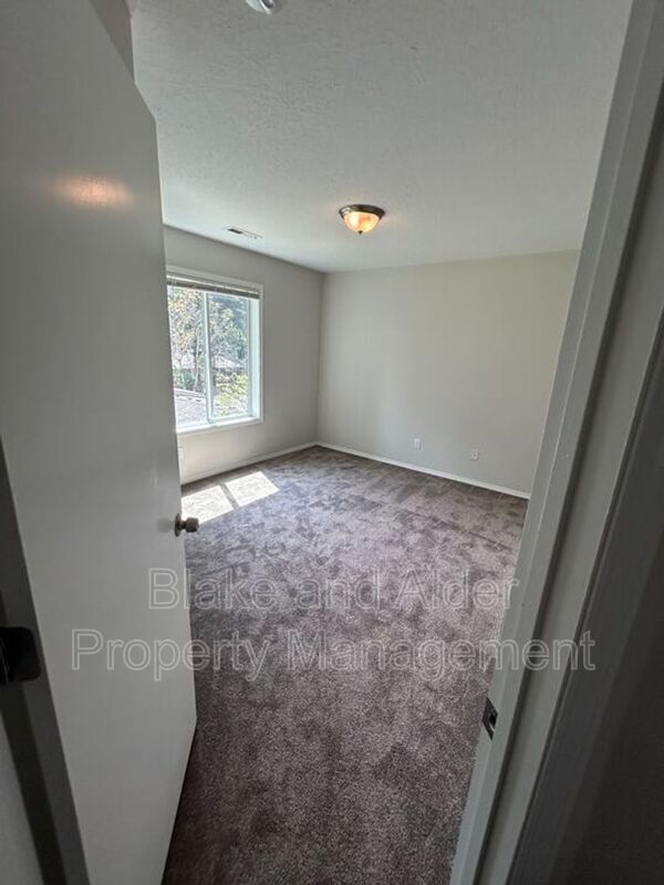 Building Photo - 5609 SE 117th Ave