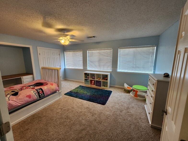 Building Photo - 929 Parker Dr
