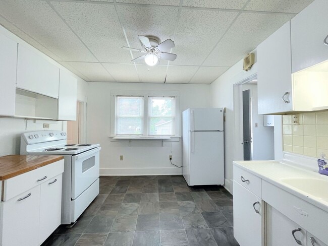 Building Photo - Spacious 2 bedroom with garage