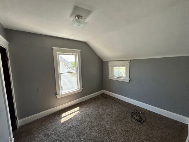 Building Photo - 2 bed 1 bath single family in Garfield