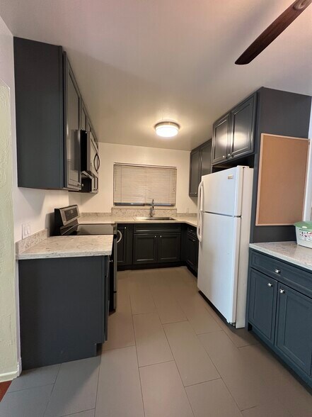 Building Photo - 660 Roble Ave