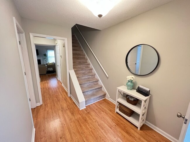 Building Photo - Adorable 3 Bedroom Townhouse w/ 1st Floor Bedroom