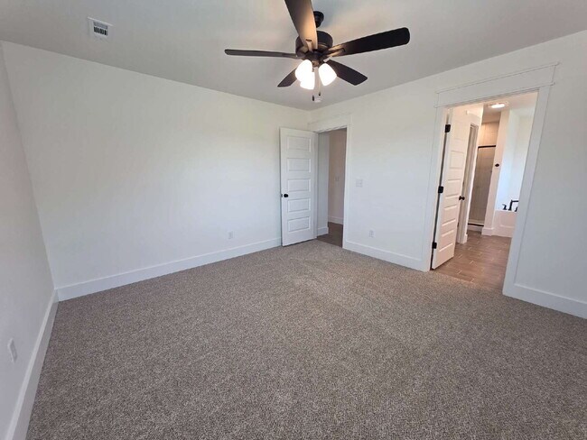 Building Photo - 8760 Sunspire Ln