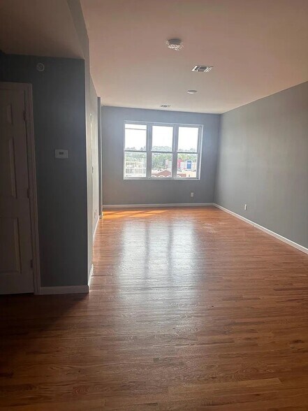 Building Photo - 231 Dayton Ave