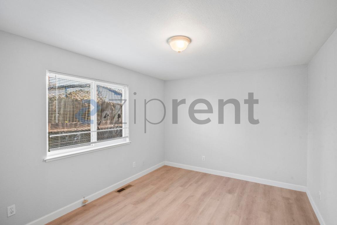 Building Photo - 2124 E 20th St