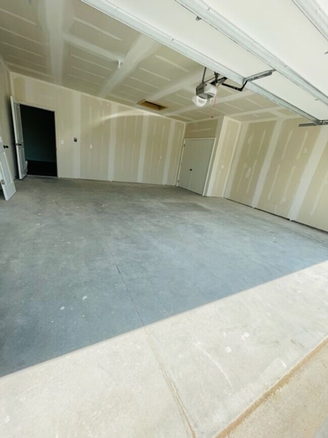 Building Photo - 1632/34 Hickory Creek