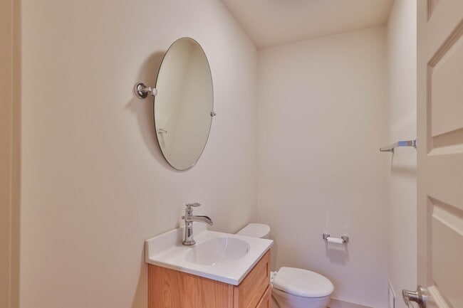 Building Photo - 1104 Elm St