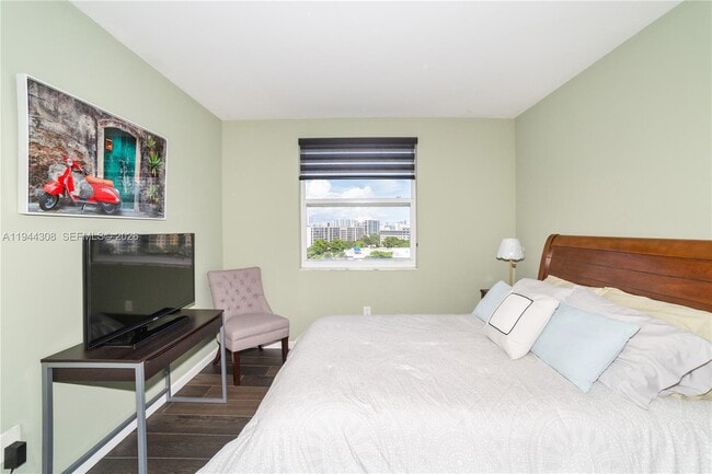 Building Photo - 17150 N Bay Rd