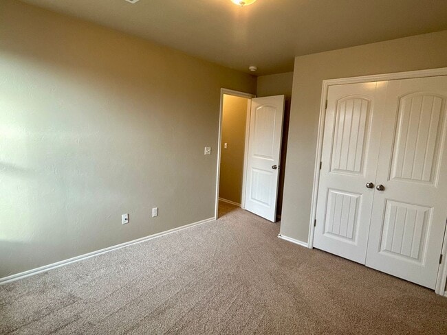 Building Photo - Spacious 4 Bed 2.5 Bath Home! New Flooring and Paint!