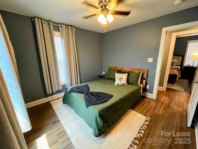 Building Photo - 528 S Shamrock Ave