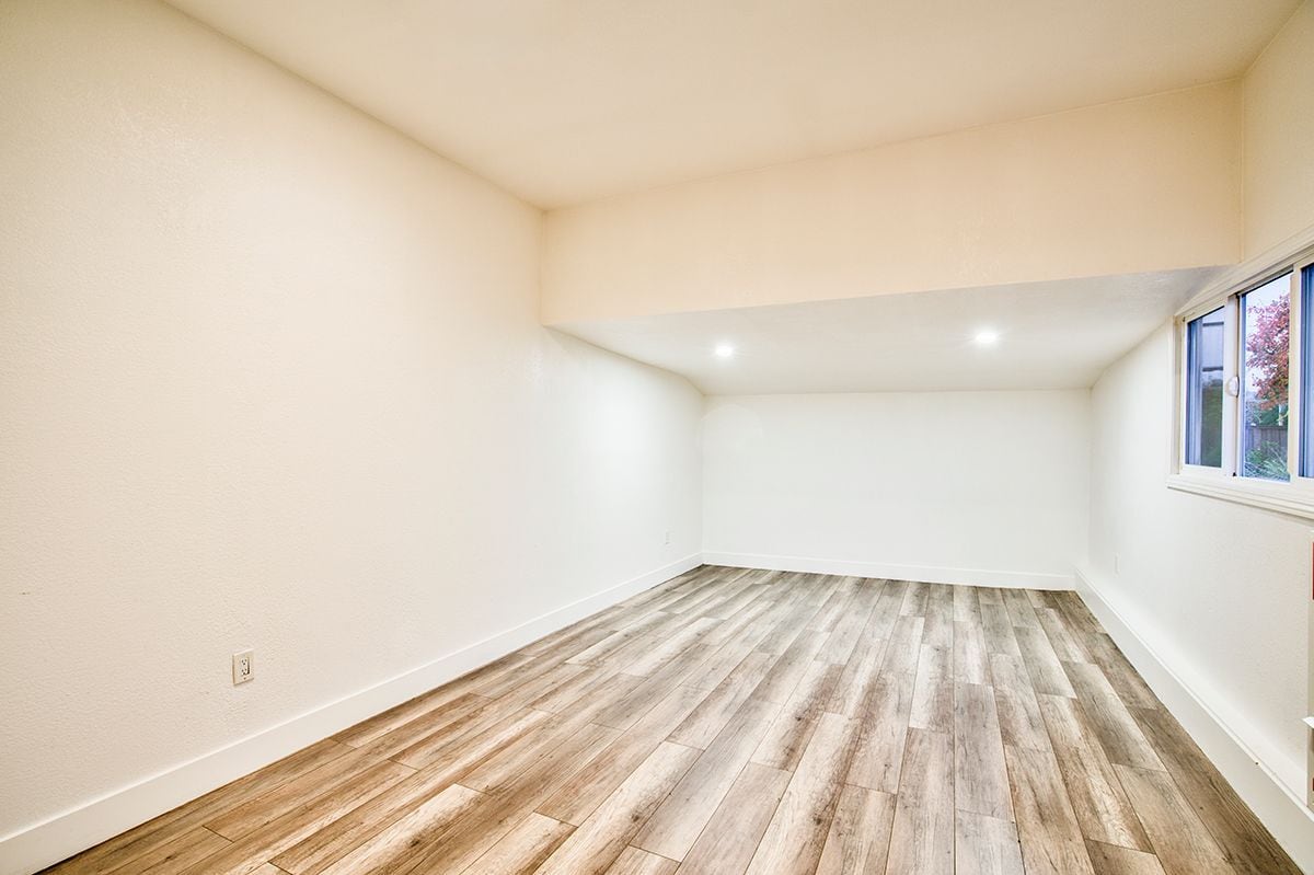 Building Photo - 1351 Eastshore Dr