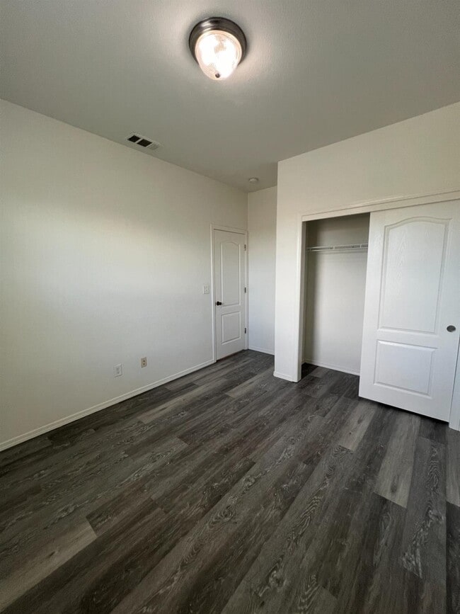 Building Photo - 3621 W Pomegranate Ln