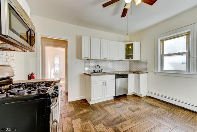 Building Photo - 946 W 7th St