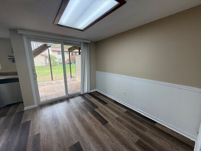 Building Photo - 2BR Urbana Apartment with New Appliances & Back Porch