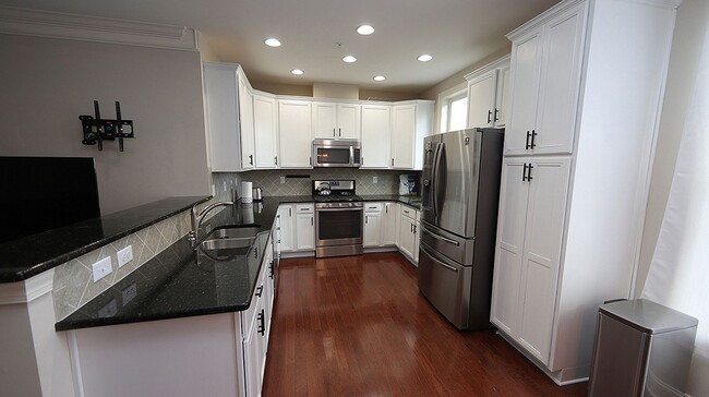 Building Photo - Lovely Condo w/ Two Car Garage in The Cott...