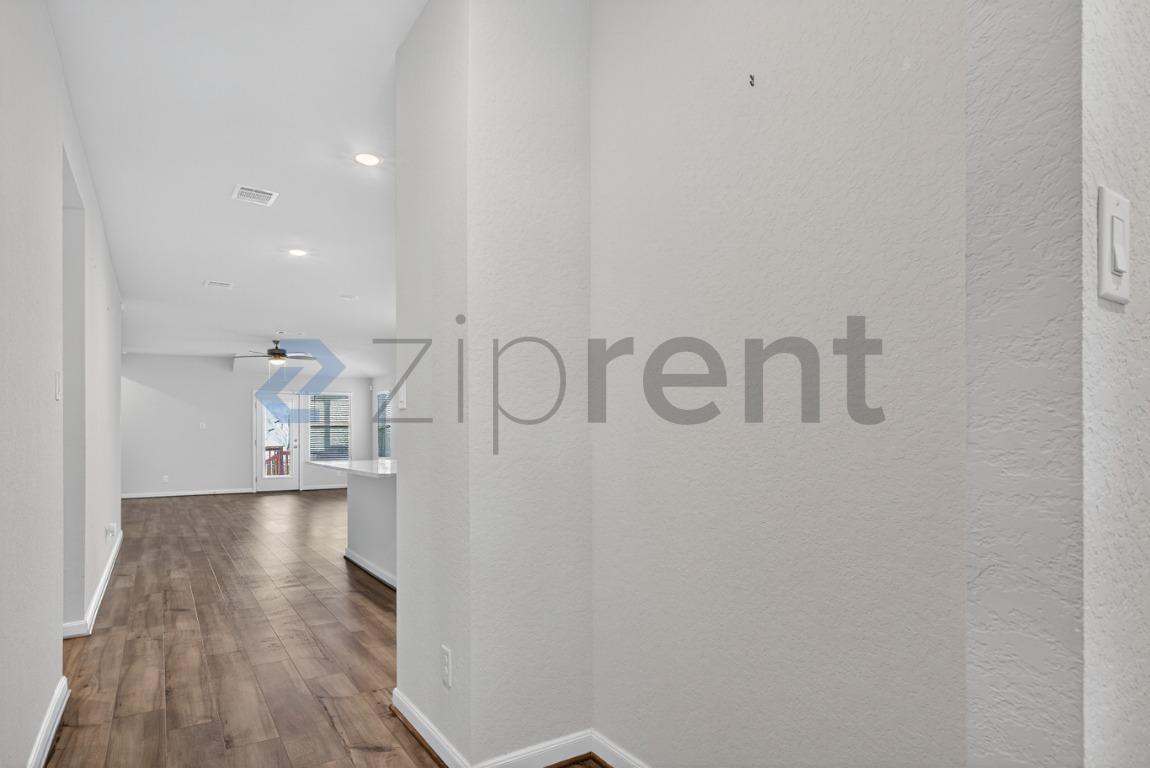 Building Photo - Unit