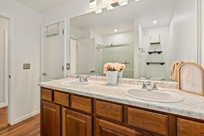 Building Photo - 5014 Brookfield Dr