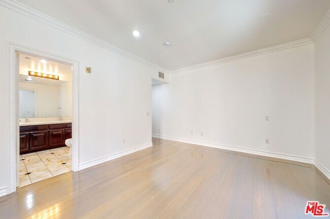 Building Photo - 353 S Reeves Dr