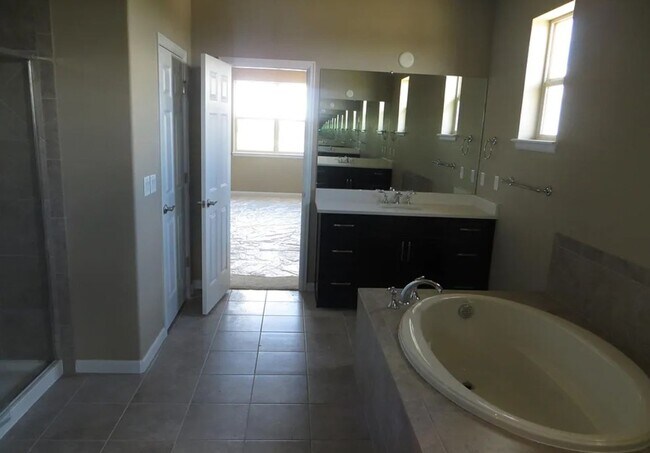 Building Photo - Large 5-Bed, 4-Bath Home in Kechter Farm Neighborhood - New Photos Coming Soon!