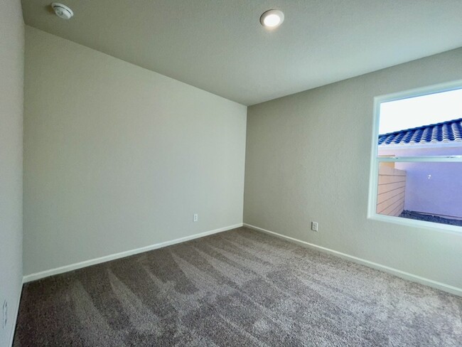 Building Photo - 4 bed 2 bath 2 car garage in gated Adult C...