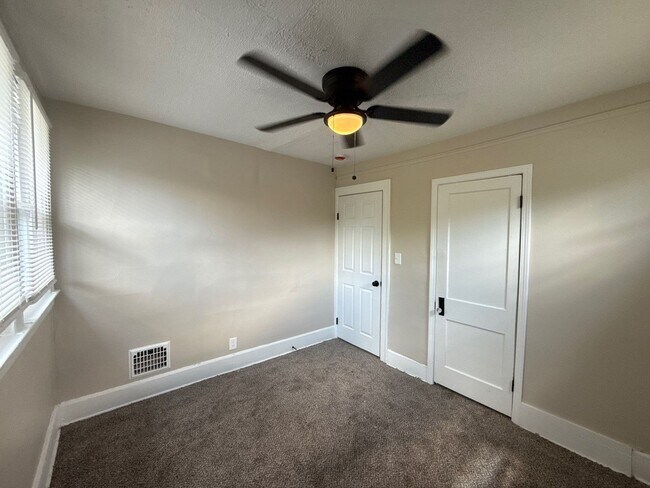Building Photo - This beautifully updated 3-bedroom, 1-bath...