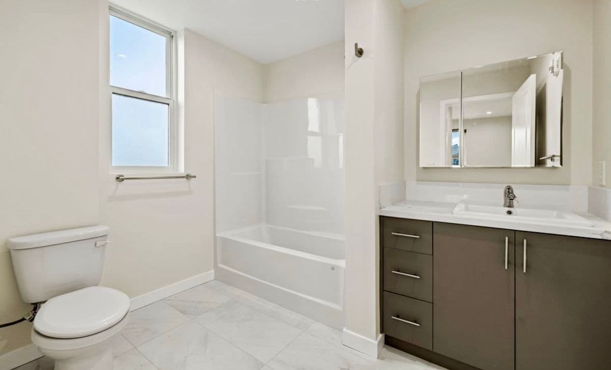 Building Photo - 423 Oak St