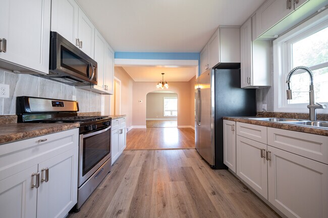 Building Photo - 2116 W 105th St