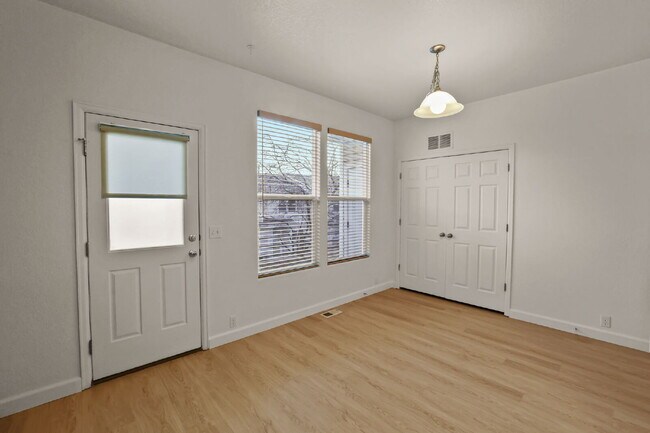 Building Photo - Well maintained pet friendly townhome, close to downtown.