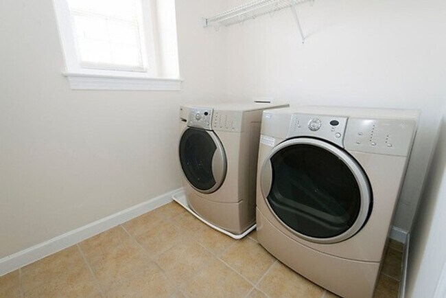 Building Photo - Gorgeous 3 Bedroom 2.5 Bathroom Townhome- Located in Stone Creek Village, Cary! Available August ...