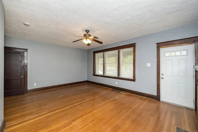 Building Photo - "Charming 2-Bed Duplex Retreat on Pennsylvania Ave – Spacious 1170 Sq Ft in Vibrant St. Louis!"