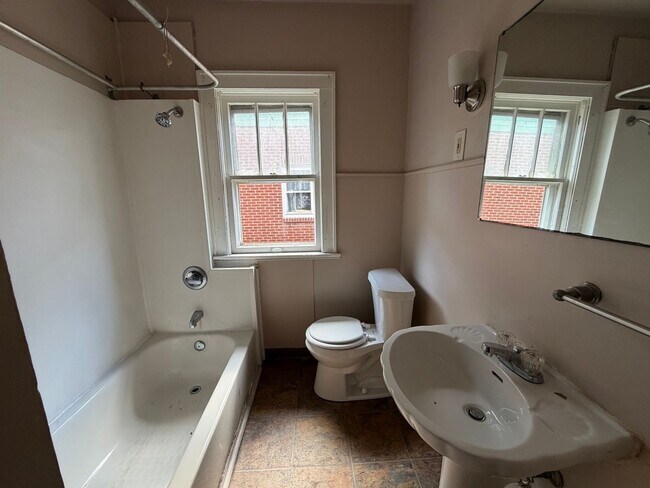 Building Photo - 868 Aberdeen St