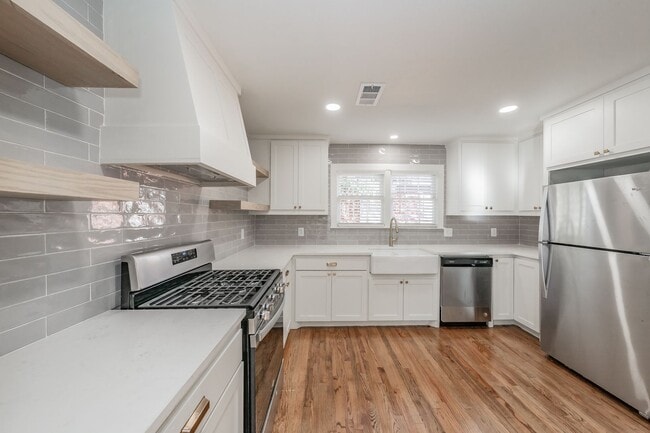 Building Photo - CHARMING HOME Close to TCU Campus!