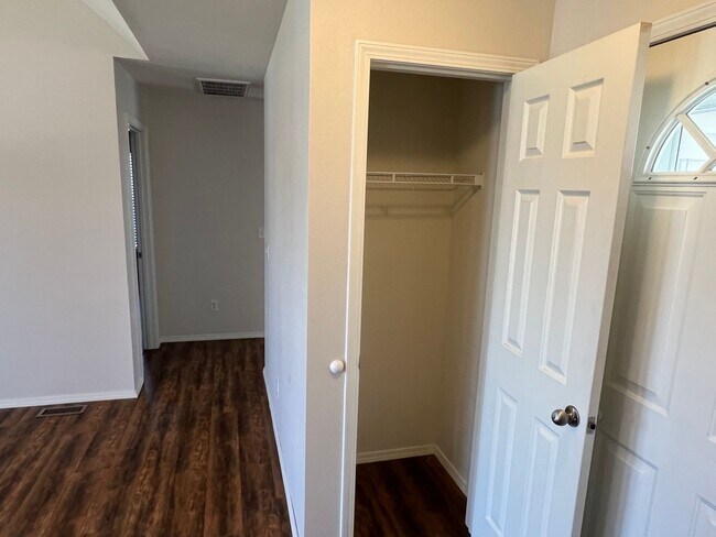 Building Photo - 3 Bed / 2 Bath Springfield Address, Republic Schools