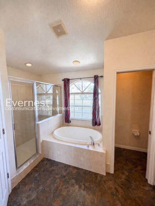 Building Photo - 3 Bed/2 Bath Home with Fenced Yard & Garage / Pet-Friendly / Available Soon!