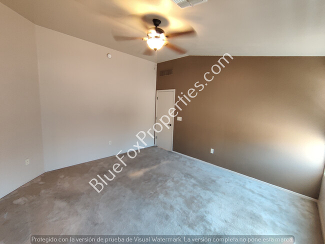 Building Photo - 2 Bedroom Townhome in Central Location