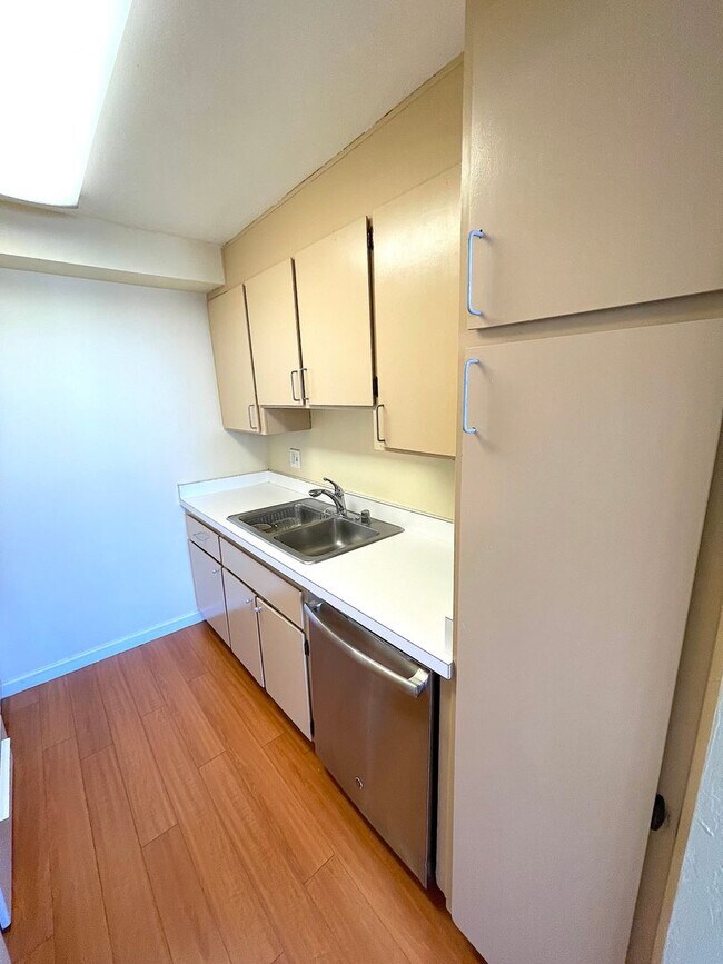 Building Photo - Spacious 2 bed 1.5 bath condo in Oakland's Chinatown. Amazing views. Must see.