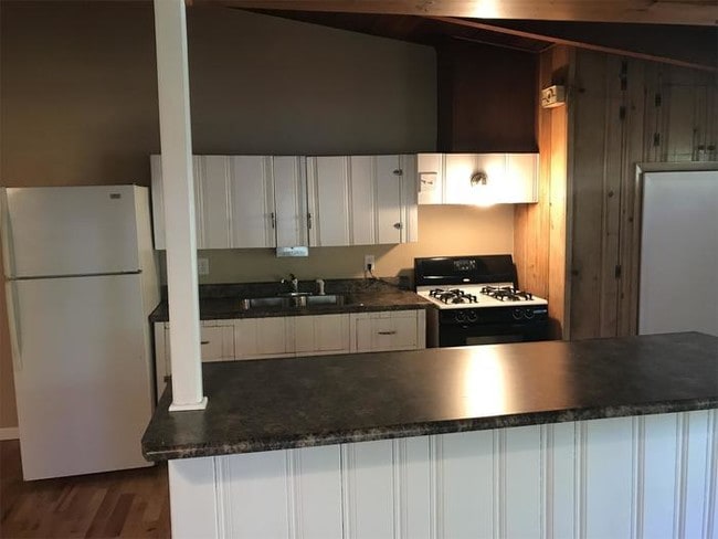 Building Photo - 208 Cherry Ln