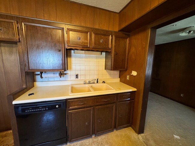 Building Photo - 4 Bed, 2 Bath Home - Apply Today!