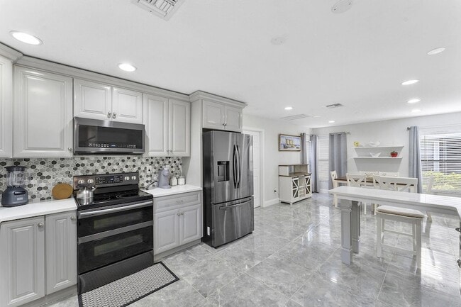 Building Photo - 8103 Covington Ct