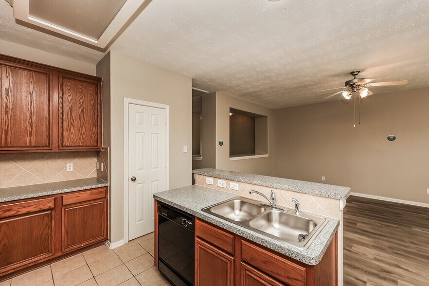 Building Photo - 814 Forest Ivy Ln