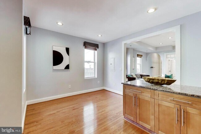 Building Photo - 1006 Otis Pl NW