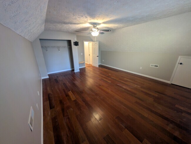 Building Photo - 717 Windsor Dr SE