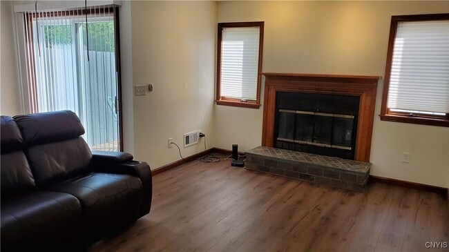 Building Photo - 461 Summerhaven Dr N