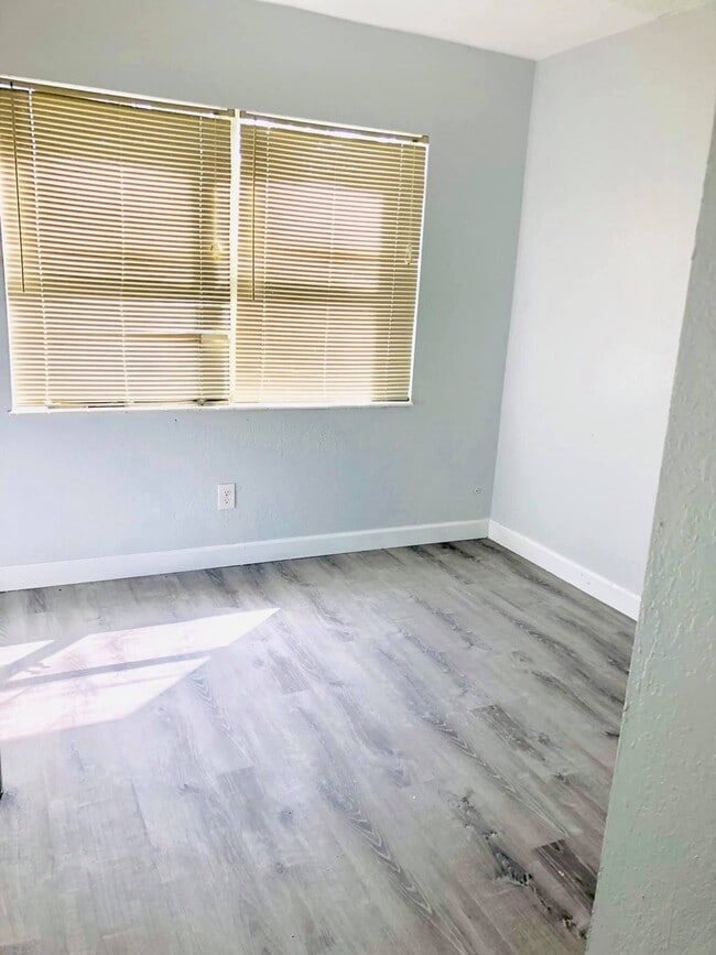 Building Photo - 3 BED 1 BATH DUPLEX. FENCED YARD!